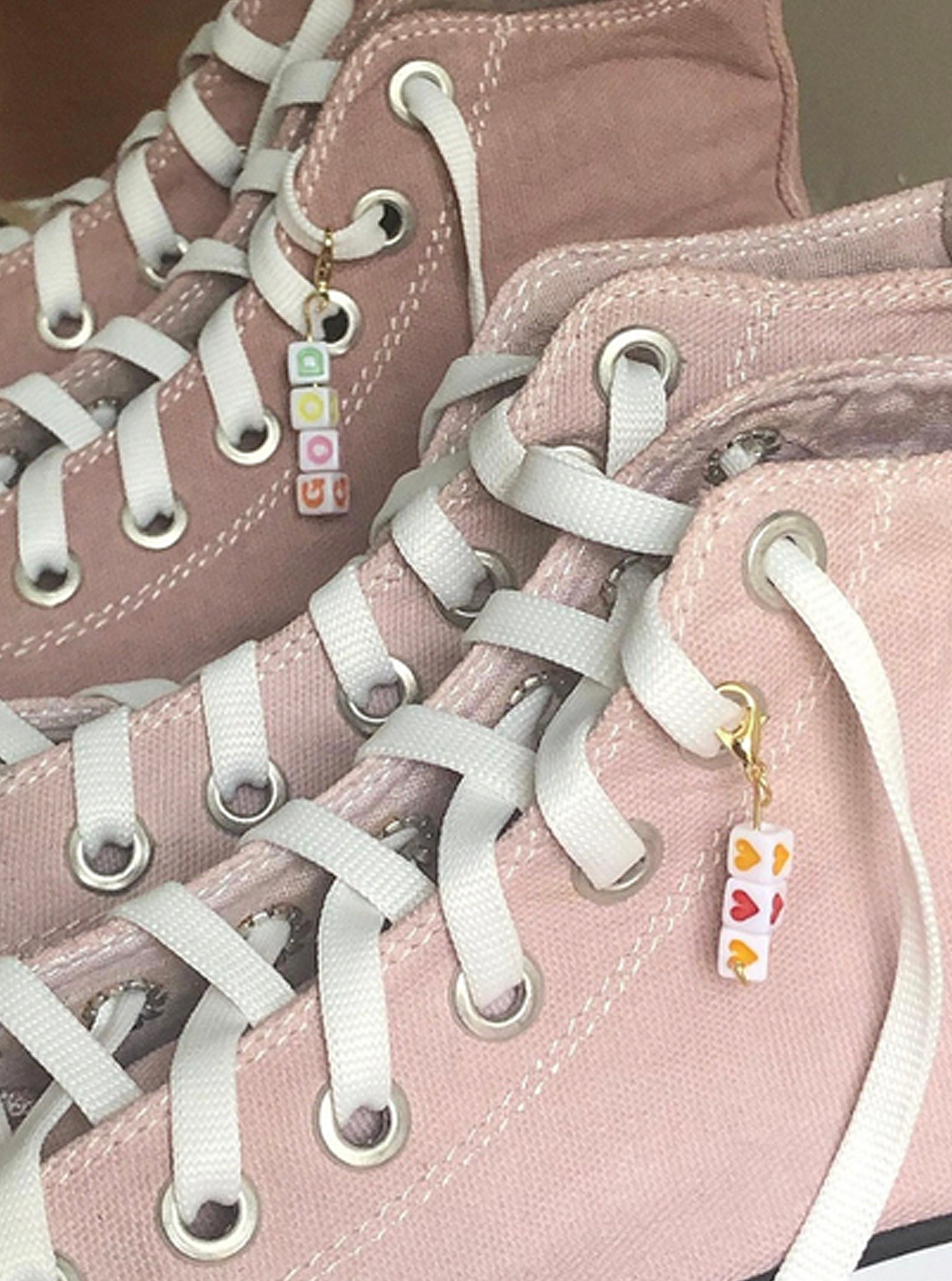 Renkli Küp & Kalp İstediğini Yazdır Bağcık Aksesuarı